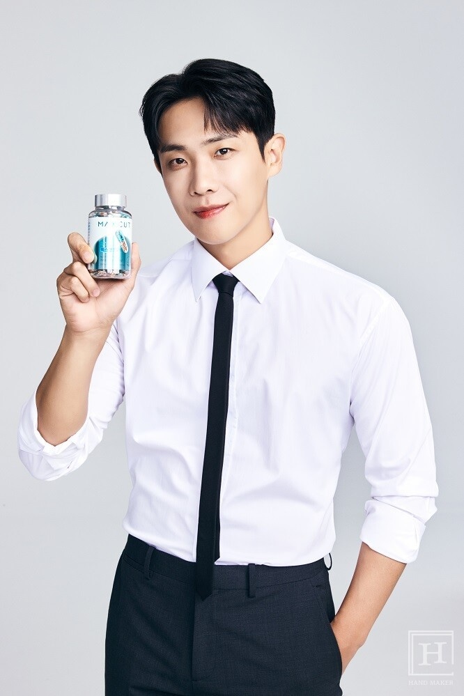 맥스컷 제품을 든 헬스헬퍼 브랜드 모델 이준